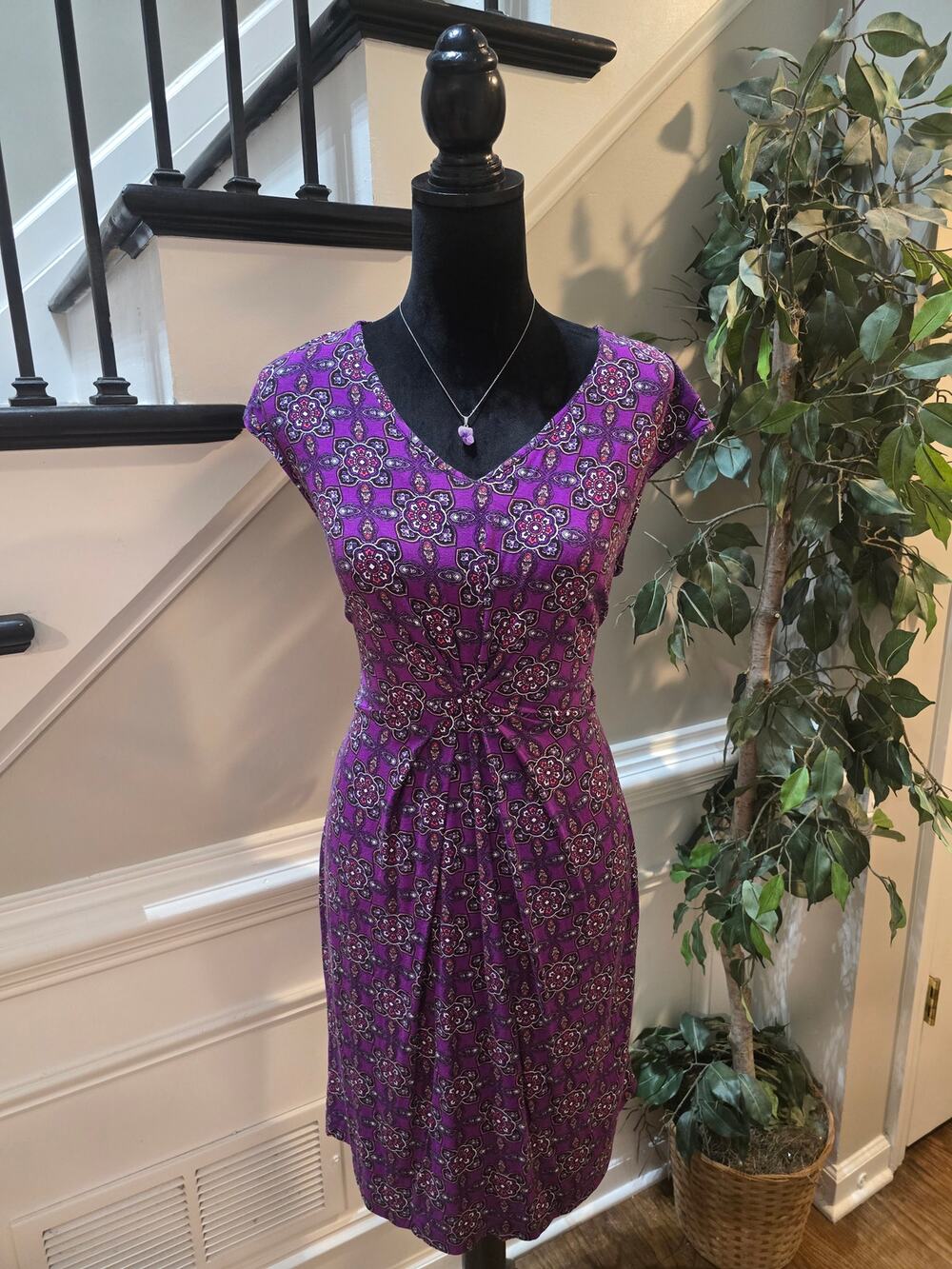Dana Buchman Sheath Dress Women's Medium Purple Medallion Twist Front V Neck